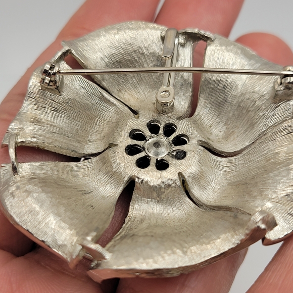 Vintage MCM Silver Plated Flower Brooch with Blue Center Glass Stones - Picture 4 of 5